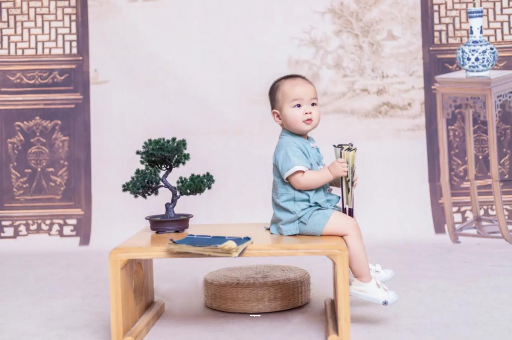 德阳宝宝边吃奶边挣扎烦躁